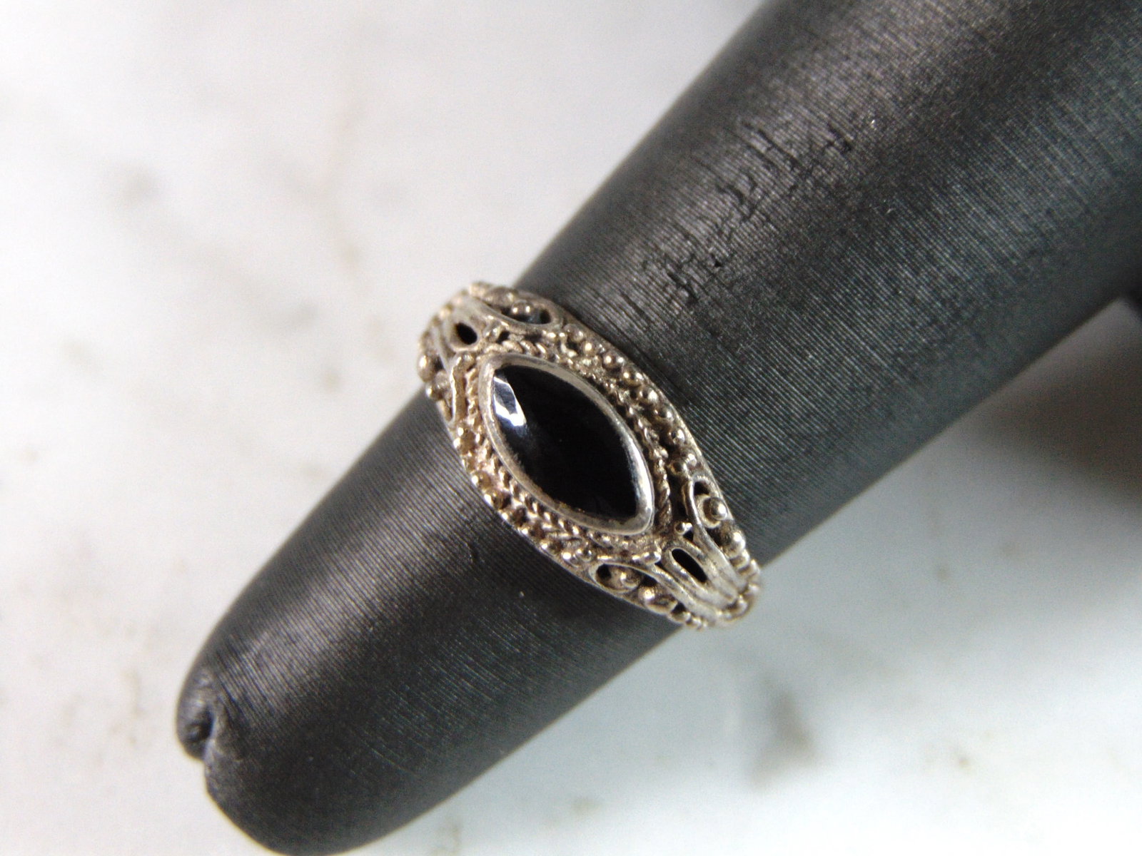 Womens Vintage Estate Sterling Silver Onyx Ring: FOR SALE IS A LOVELY VINTAGE ESTATE .925 STERLING SILVER ONYX RING. THE RING SIZE IS A 3.25, AND WEIGHS 2.1g. THIS WOULD MAKE A NICE GIFT FOR THAT SOMEONE SPECIAL. ANY OTHER QUESTIONS PLEASE DO NOT HE
