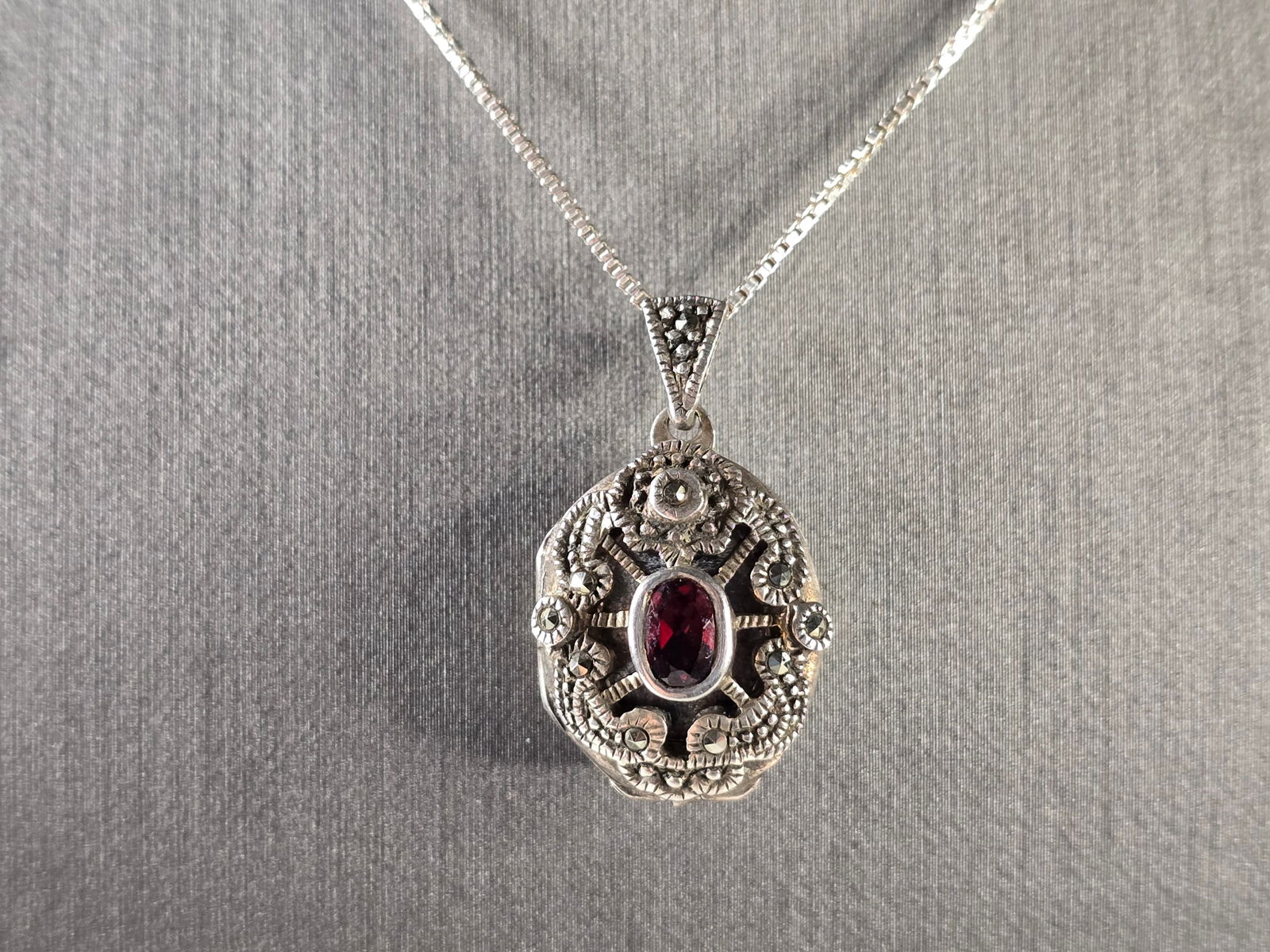 Womens Vintage Estate Sterling Silver Locket Pendant w/ Necklace (1 of 6)