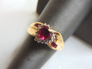 Womens Vintage Estate 10k Heart Shaped Garnet Ring