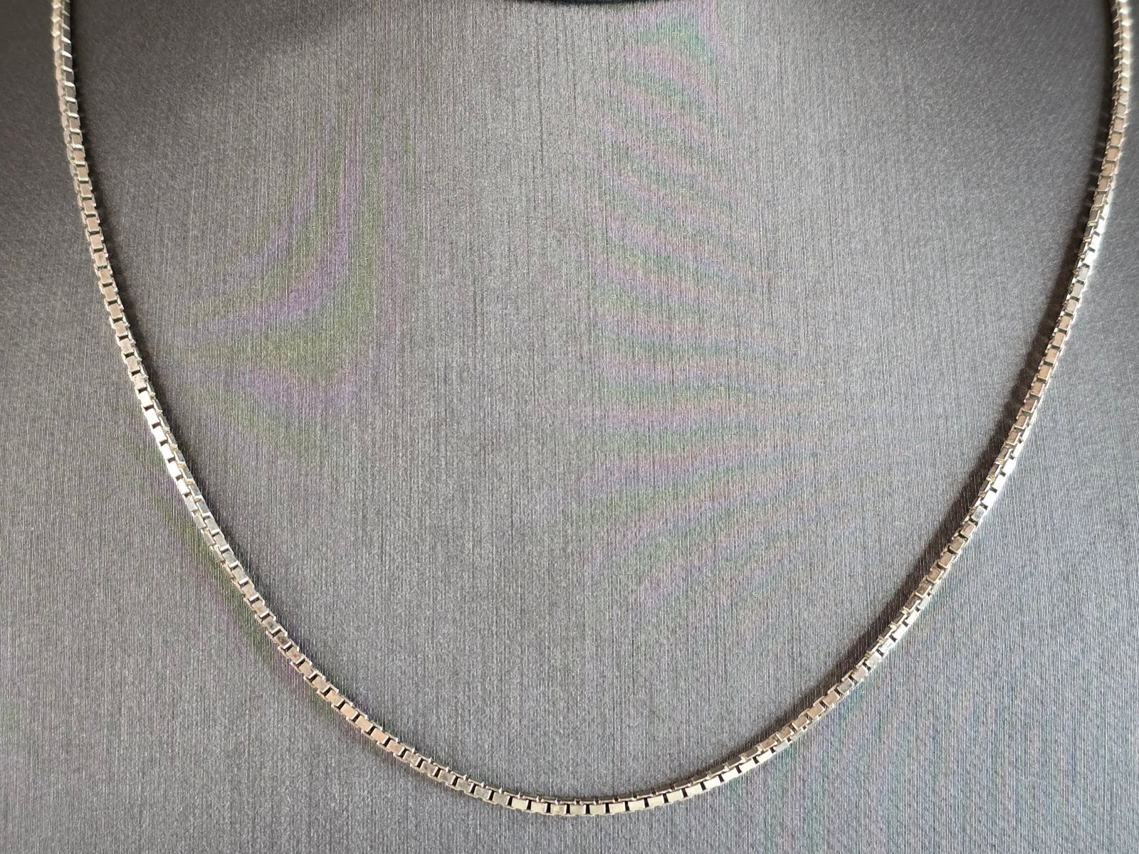 Womens Vintage Estate Sterling Silver Italian Chain Box Link Necklace: A WOMENS VINTAGE ESTATE STERLING SILVER BOX LINK NECKLACE STAMPED ITALY. THE TOTAL WEIGHT IS 7.3g, AND MEASURES 18" LONG, BY 1/16" WIDE . MAKES A GREAT GIFT FOR THAT SPECIAL SOMEONE. ANY QUESTIONS, PL