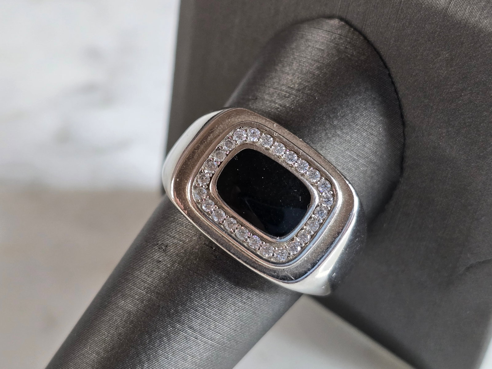 Mens Estate Sterling Silver Modernist Onyx Ring: A MENS ESTATE STERLING SILVER MODERNIST ONYX RING. THE RING WEIGHS 7.1g AND IS A SIZE 9.5. THE WIDTH IS ABOUT 1/2". RING WOULD BE A WONDERFUL GIFT FOR THAT SPECIAL SOMEONE. ANY QUESTIONS PLEASE DO NOT