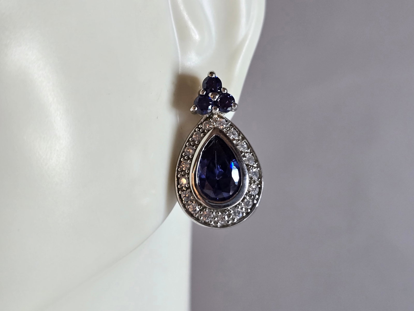 Womens Vintage Estate Sterling Silver Sapphire Earrings: A PAIR OF WOMENS VINTAGE ESTATE STERLING SILVER SAPPHIRE COLORED EARRINGS. THE EARRINGS WEIGH 6.9g AND MEASURE 7/8" BY 1/2". NOT SURE IF THE STONES ARE NATURAL OR MAN MADE. ANY QUESTIONS PLEASE DO NOT