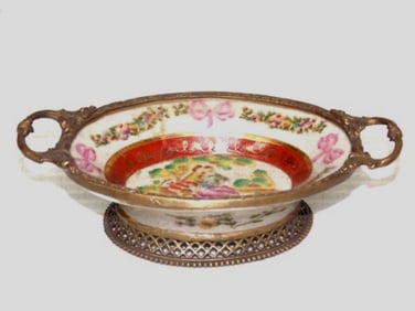 DECORATIVE FLORAL VICTORIAN STYLE PORCELAIN SOAP DISH