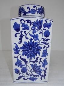 DECORATIVE CHINESE PORCELAIN FLORAL COVERED JAR/VASE