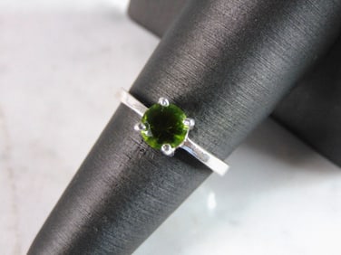 Womens Sterling Silver Ring w/ Peridot Colored Stone