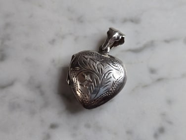 Womens Vintage Estate Sterling Silver Etched Heart Locket