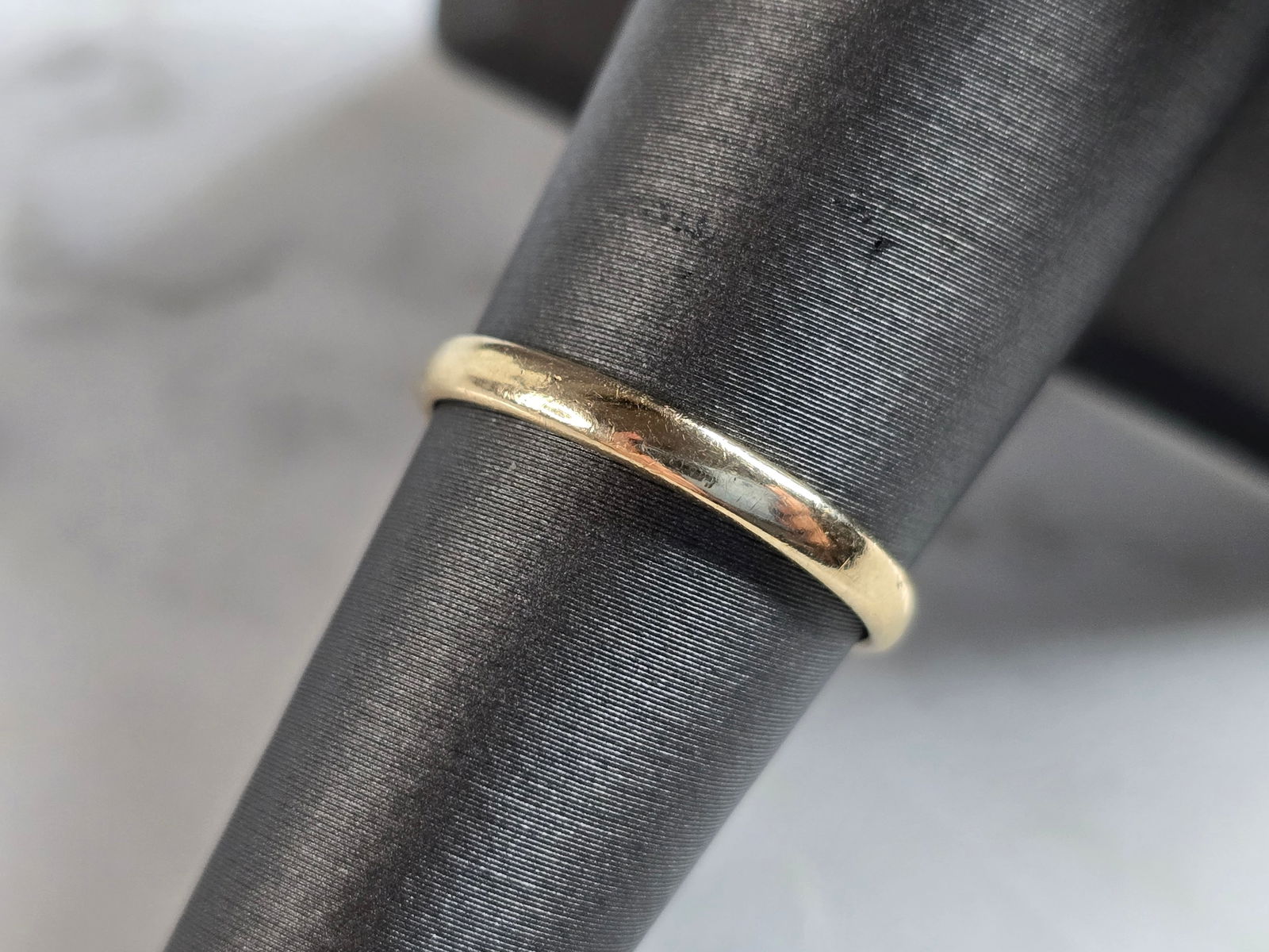 Womens Vintage Estate 14k Gold Wedding Ring Band: A WOMENS VINTAGE ESTATE 14k GOLD WEDDING BAND RING. THE RING WEIGHS 1.5g AND MEASURES 1/16" WIDE. RING IS A SIZE 6.5 AND IS STAMPED "14K". MAKES A GREAT GIFT FOR THAT SOMEONE SPECIAL. ANY QUESTIONS, P