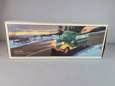 Vintage Collectible 1985 Hess Toy Truck Bank Tanker Semi