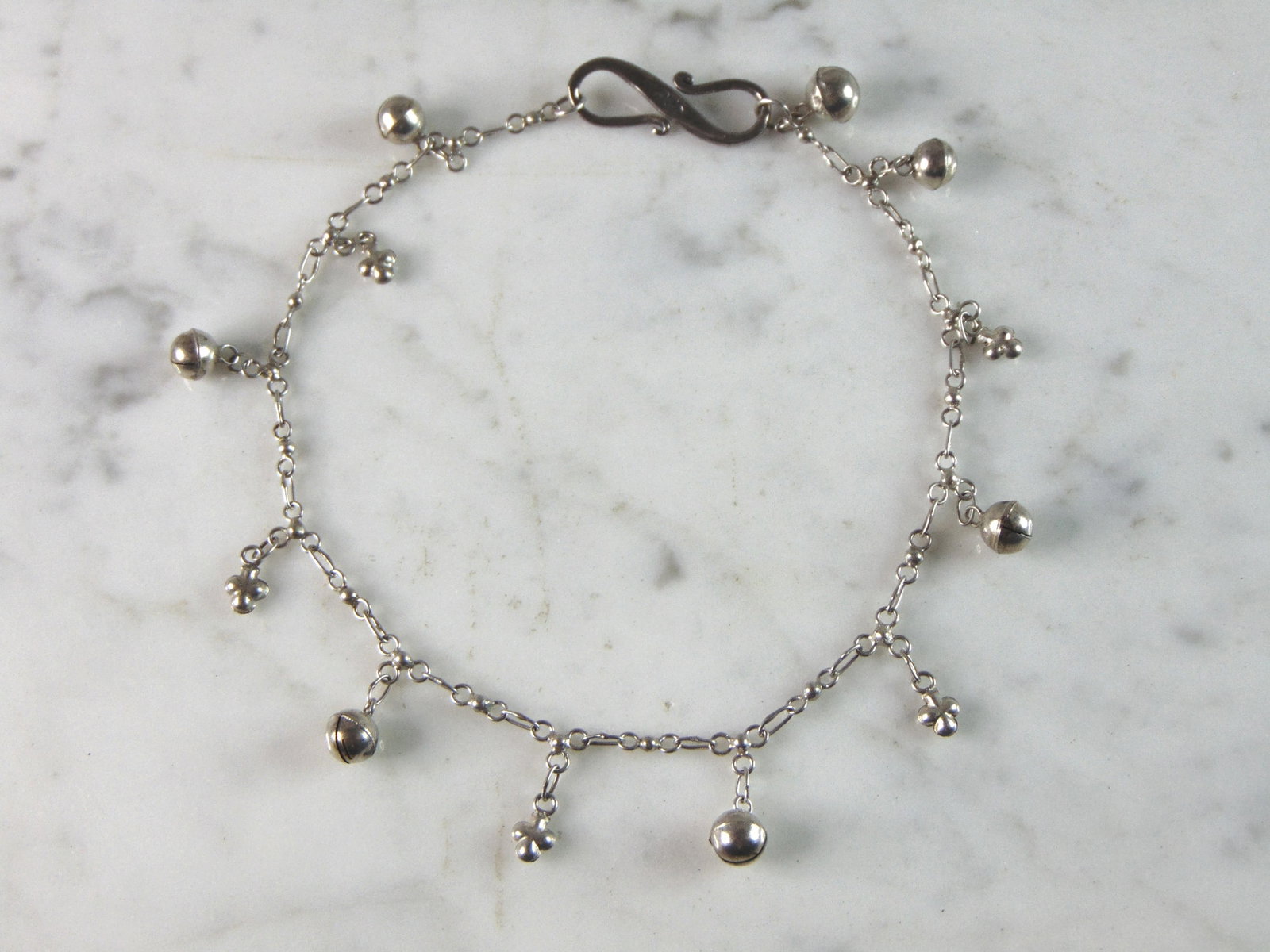 Womens Vintage Estate Sterling Silver Charm Bracelet: FOR SALE IS A LOVELY VINTAGE ESTATE .925 STERLING SILVER CHARM BRACELET THAT MEASURES 10 3/8" LONG BY 1/8" WIDE AND WEIGHS 9g. THIS WOULD MAKE A LOVELY GIFT FOR THAT SOMEONE SPECIAL. ANY QUESTIONS, PL