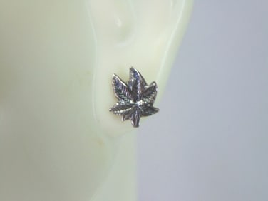 Pair of Womens Vintage Estate Sterling Silver Marijuana Leaf Stud Earrings
