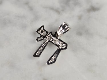 Womens Sterling Silver Jewish Hebrew Religious Chai Pendant