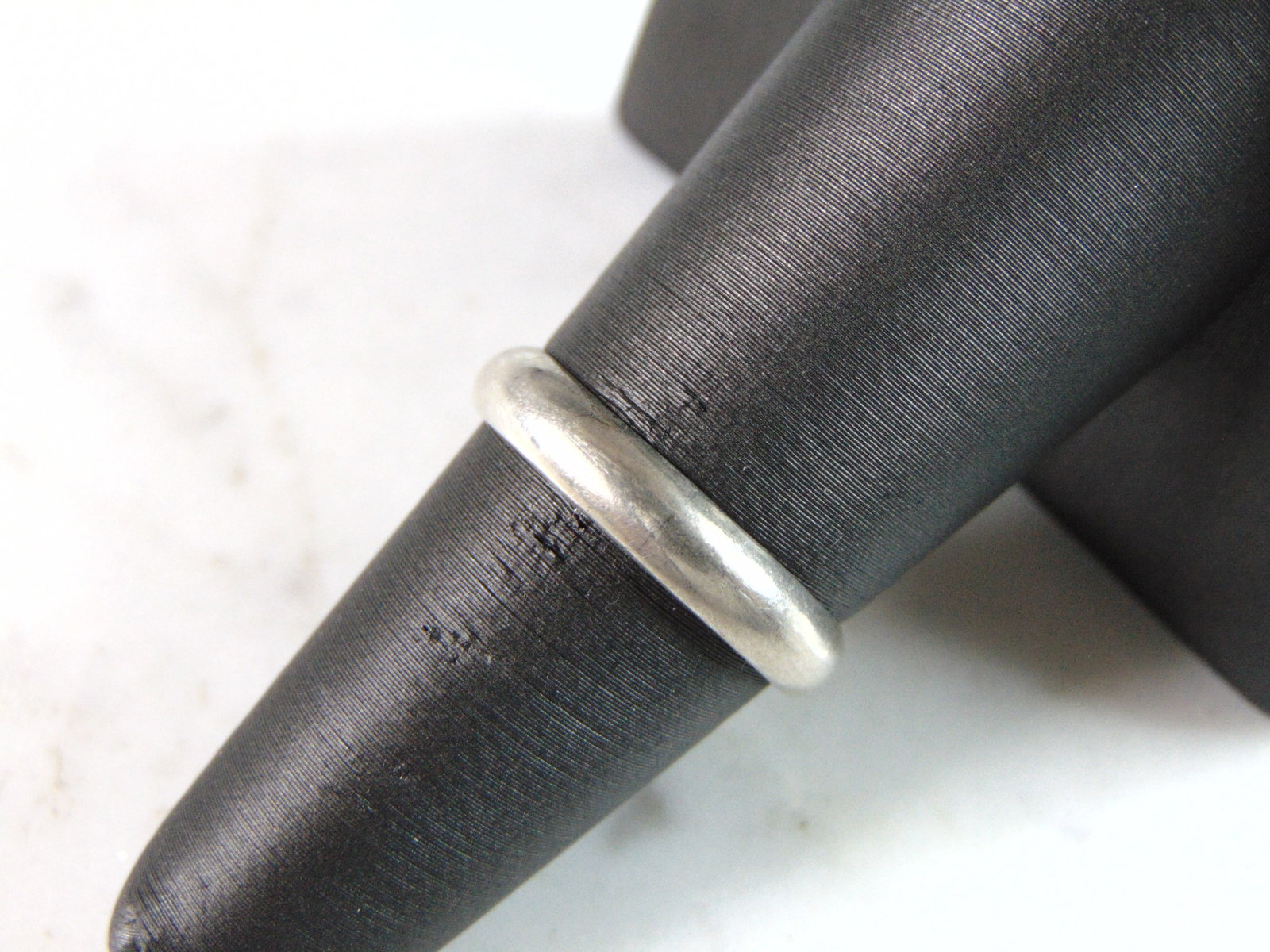 Womens Vintage Estate Sterling Silver Modernist Ring: FOR SALE IS A LOVELY VINTAGE ESTATE .925 STERLING SILVER MODERNIST RING. THE RING SIZE IS A 6.75, AND WEIGHS 2.6g. THIS WOULD MAKE A NICE GIFT FOR THAT SOMEONE SPECIAL. ANY OTHER QUESTIONS PLEASE DO N