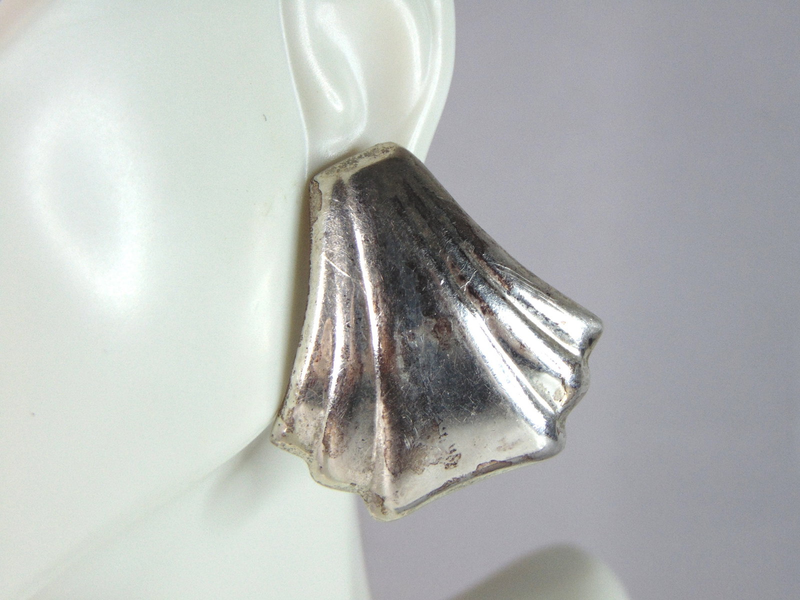 Womens Vintage Estate Sterling Silver Modernist Earrings: A PAIR OF WOMENS VINTAGE ESTATE STERLING SILVER MODERNIST EARRINGS THAT WEIGH 11.8g, AND MEASURE 1 3/8" LONG BY 1 3/8" WIDE. THIS MAKES A LOVELY GIFT FOR THAT SOMEONE SPECIAL. IF ANY QUESTIONS, PLEASE