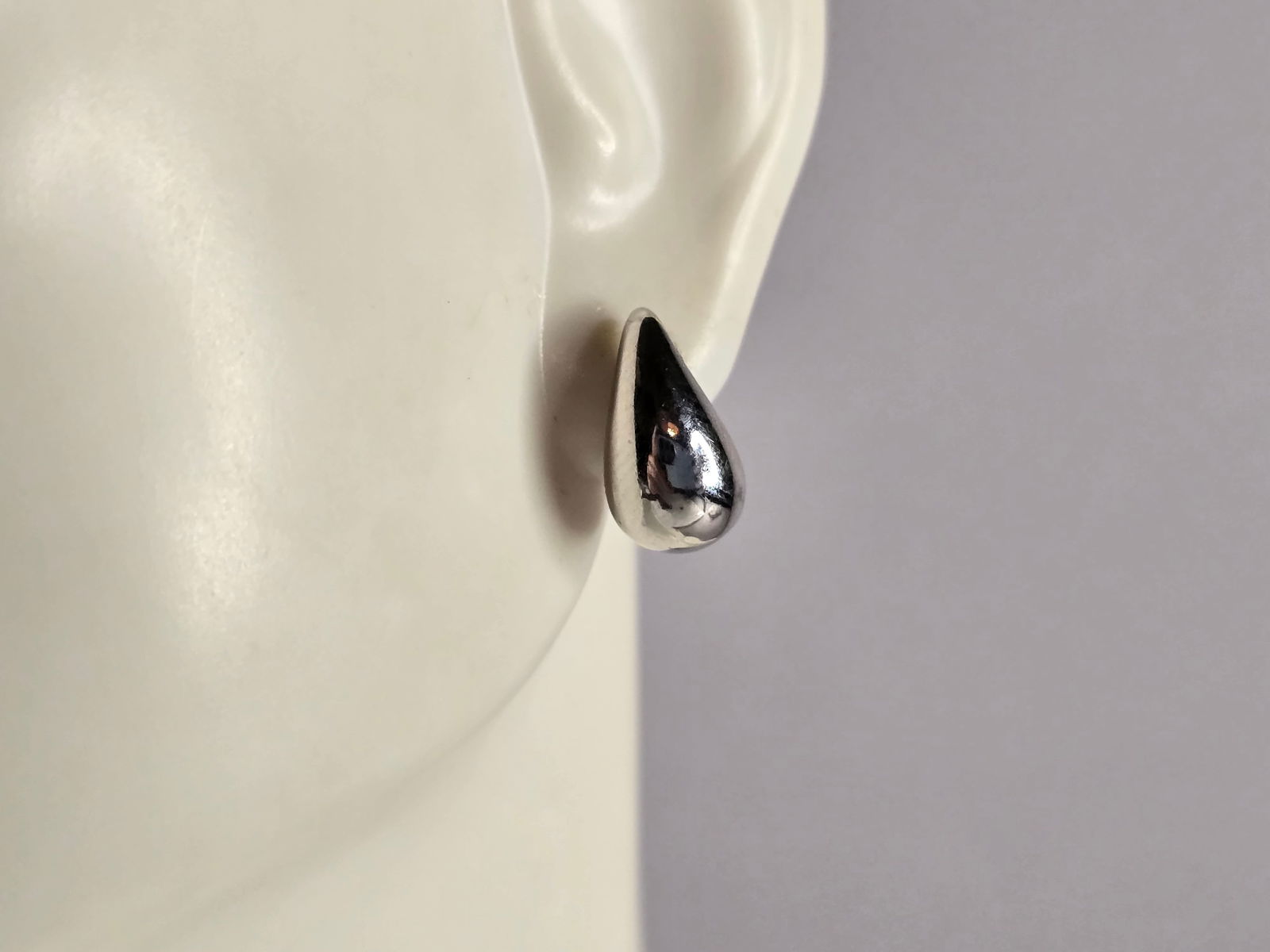 Womens Vintage Estate Sterling Silver Kidney Stud Earrings: A PAIR OF WOMENS STERLING SILVER KIDNEY SHAPED STUD EARRINGS THAT WEIGH 2.0g AND MEASURES 1/2" BY 1/4". ANY QUESTIONS, PLEASE DO NOT HESITATE TO ASK. BE SURE TO CHECK OUT SOME OF MY OTHER GREAT ITEMS