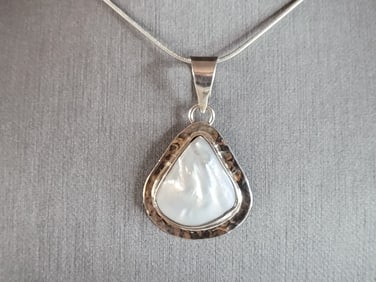 Womens Vintage Estate Sterling Silver MOP Necklace