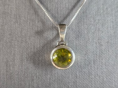 Womens Vintage Estate Sterling Silver Peridot Pendant Necklace