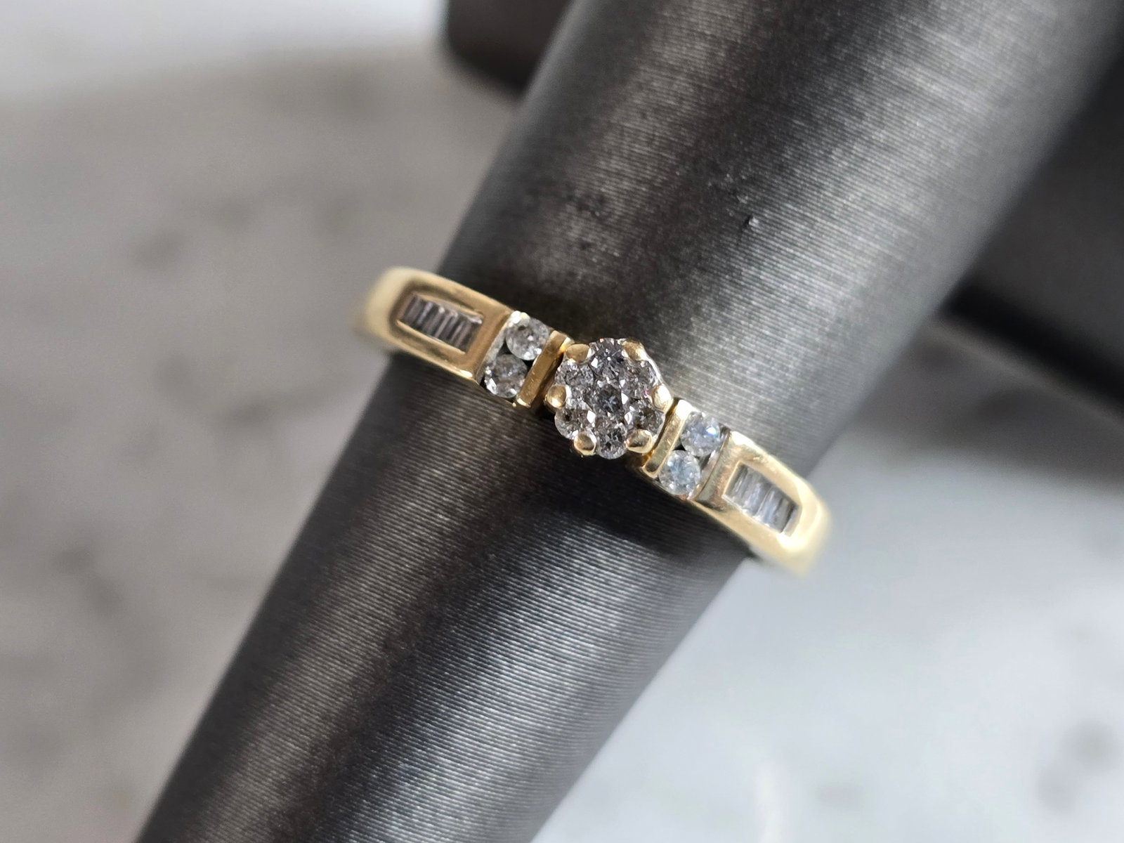Womens Vintage Estate 14K Yellow Gold Diamond Ring: A WOMENS VINTAGE ESTATE 14K YELLOW GOLD DIAMOND RING. THE RING IS A SIZE 6.75 AND WEIGHS 3.1g. THERE ARE ABOUT 0.53cts OF DIAMONDS. THE WIDTH OF THE RING IS 1/8". THE RING MAKES A BEAUTIFUL GIFT FOR T