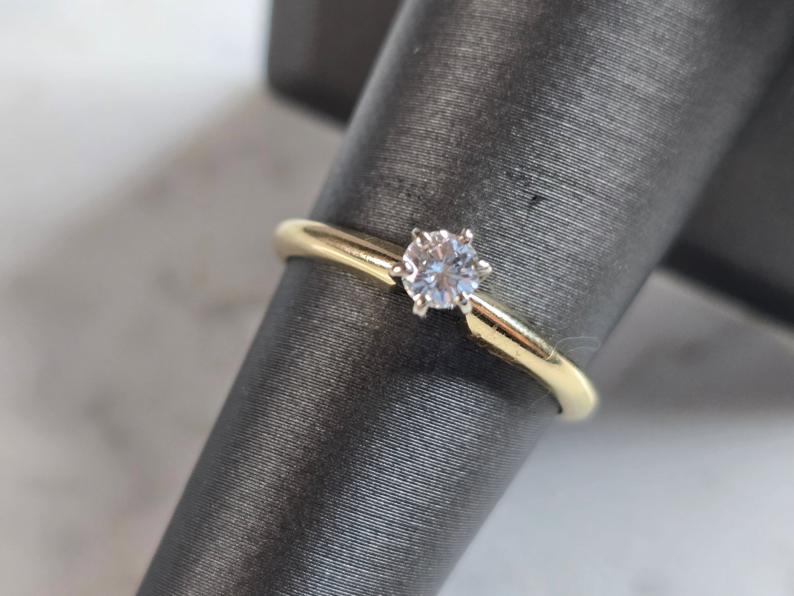 Womens Vintage Estate 14k Gold TW Diamond Engagement Ring: A WOMENS VINTAGE ESTATE 14K GOLD DIAMOND ENGAGEMENT RING THAT WAS MADE BY TESSLER & WEISS. THE RING WEIGHS 2.2g, AND IS A SIZE 7.0, AND IS ABOUT 3/16" WIDE. THE DIAMOND IS ABOUT .15cts. MAKES A LOVELY