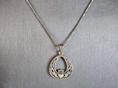 Womens Vintage Estate Sterling Silver Irish Claddagh Pendant & Necklace