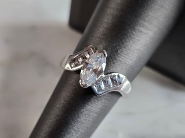 Womens Vintage Estate Sterling Silver Modernist CZ Ring