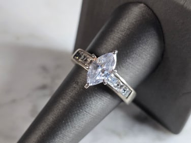 Womens Vintage Estate Sterling Silver Modernist CZ Ring