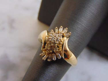Womens Vintage Estate 14K Gold Diamond Cluster Ring