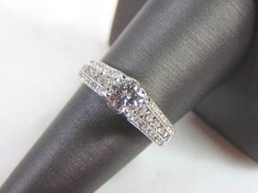 Exquisite Womens 14k White Gold Diamond Engagement Ring