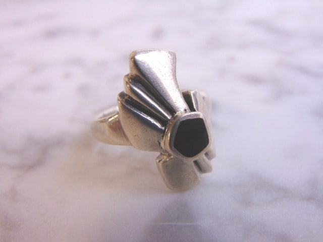 Womens Vintage Sterling Silver Modernist Onyx ? Ring: FOR SALE IS A LOVELY VINTAGE ESTATE STERLING SILVER RING WITH ONYX INLAY. THE RING SIZE IS 5.0, AND WEIGHS 5.3g. THIS WOULD MAKE A NICE GIFT FOR THAT SOMEONE SPECIAL. ANY OTHER QUESTIONS, PLEASE DO NO
