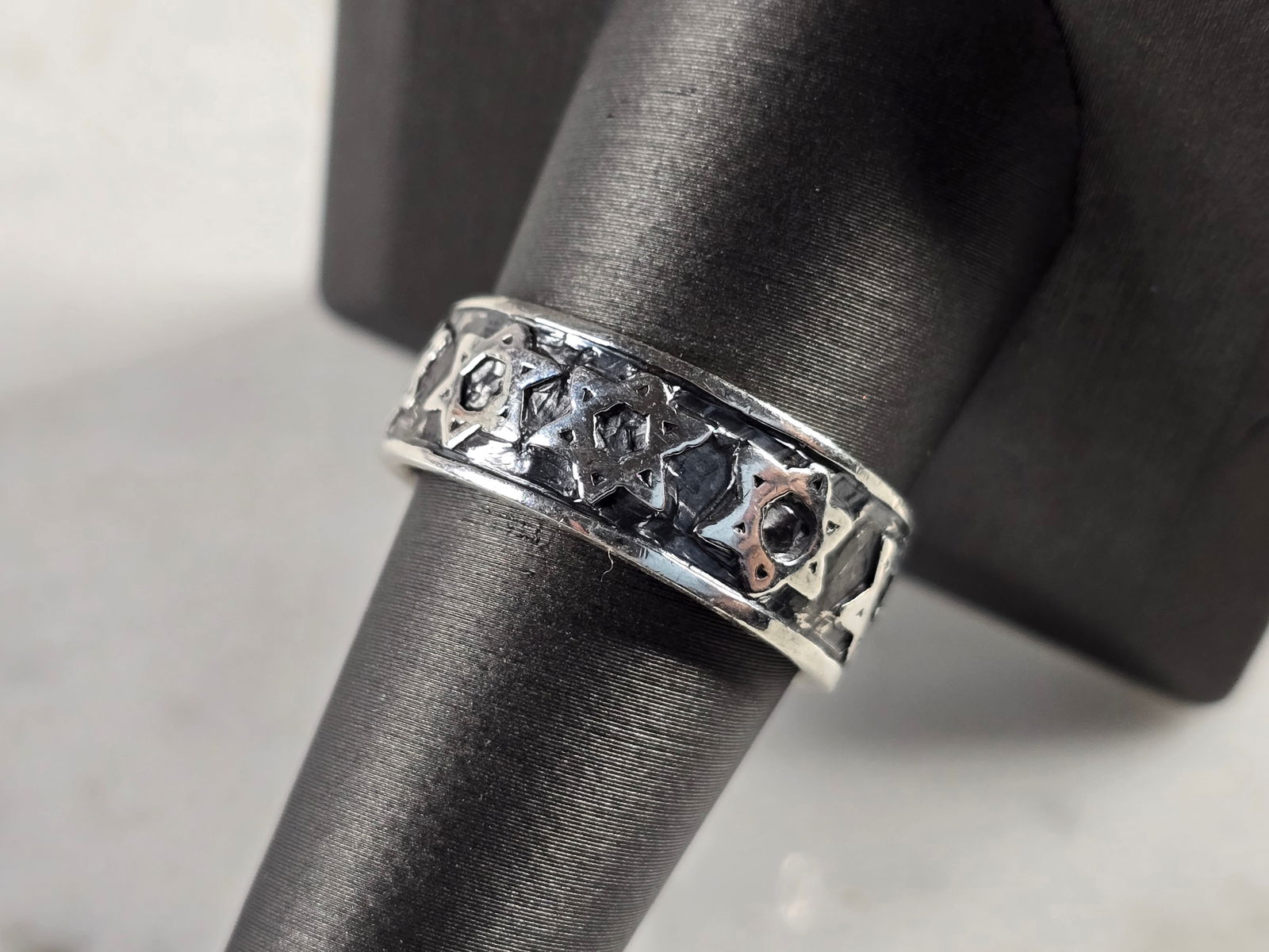 Mens Vintage Estate Sterling Silver Jewish Star of David Band Ring: A MENS VINTAGE ESTATE STERLING SILVER JEWISH STAR OF DAVID WEDDING RING. THE RING WEIGHS 7.3g AND IS A SIZE 9.5. WIDTH OF THE RING IS 5/16". THIS WOULD MAKE A NICE GIFT FOR THAT SOMEONE SPECIAL. ANY Q