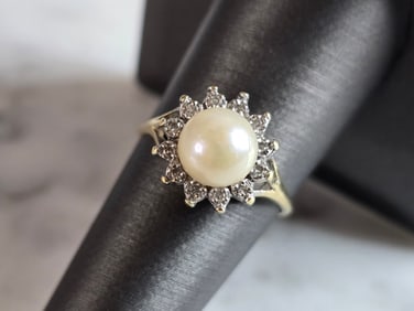 Womens Vintage Estate 14K Gold Ring w/ Pearl & Diamonds