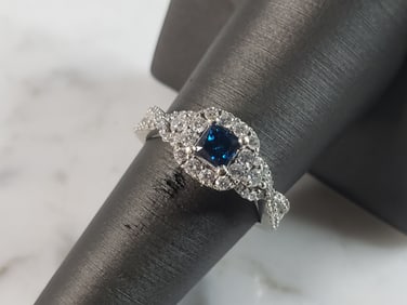 Womens Vintage Estate 10K Gold Sapphire & Diamond Ring