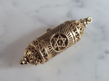 Womens Vintage Estate 14K Gold Jewish Judaica Moses Tora Pendant