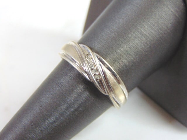 Mens Vintage Estate 10k Gold Ring w/ Diamonds 4.2g: FOR SALE IS A LOVELY VINTAGE ESTATE MEN'S 10K WHITE GOLD RING WITH ABOUT .05cts OF DIAMONDS. THE RING WEIGHS 4.2g, AND IS A SIZE 8.25. THE FACE OF THE RING MEASURES 1/4" WIDE. THIS WOULD MAKE A BEAUTI