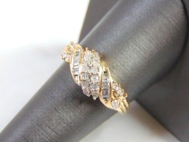 Womens Vintage Estate 10K Gold & Diamond Cluster Ring