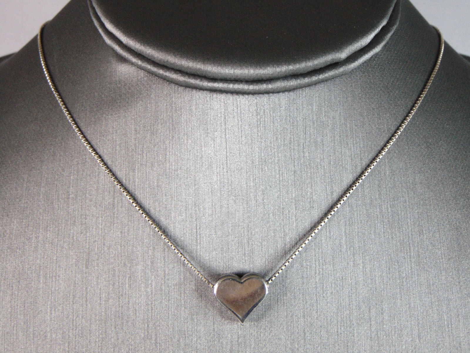 Womens Vintage Estate Sterling Silver Heart Pendant & Necklace (1 of 4)