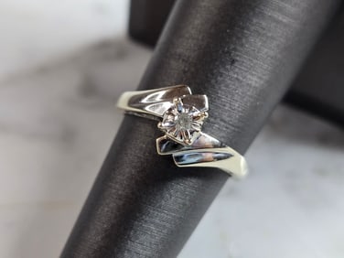 Womens Vintage Estate 10k White Gold Diamond Ring