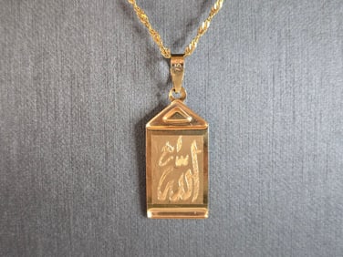 Womens Vintage Estate 18k Yellow Gold Muslim Pendant Necklace