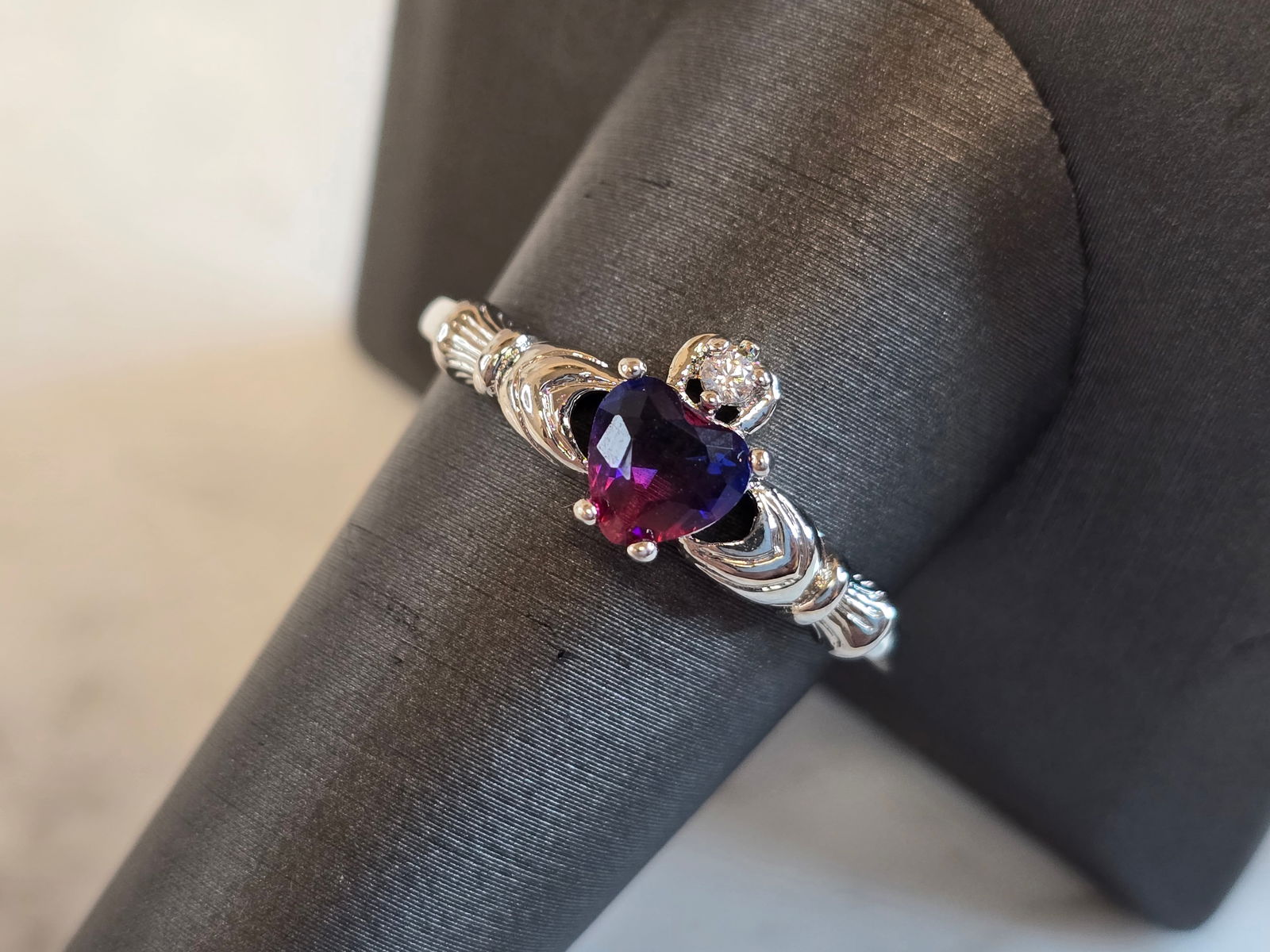 Womens Vintage Estate 10k White Gold Irish Claddagh Heart Ring (1 of 6)