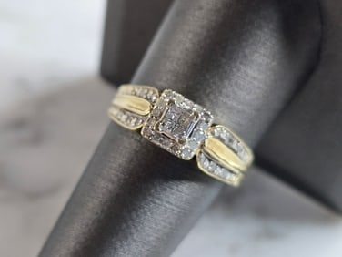 Womens Vintage Estate 10K Gold Diamond Ring