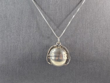 Womens Vintage Estate Sterling Silver Necklace Grandma Locket