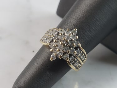Womens Vintage Estate 10K Gold Diamond Cluster Ring
