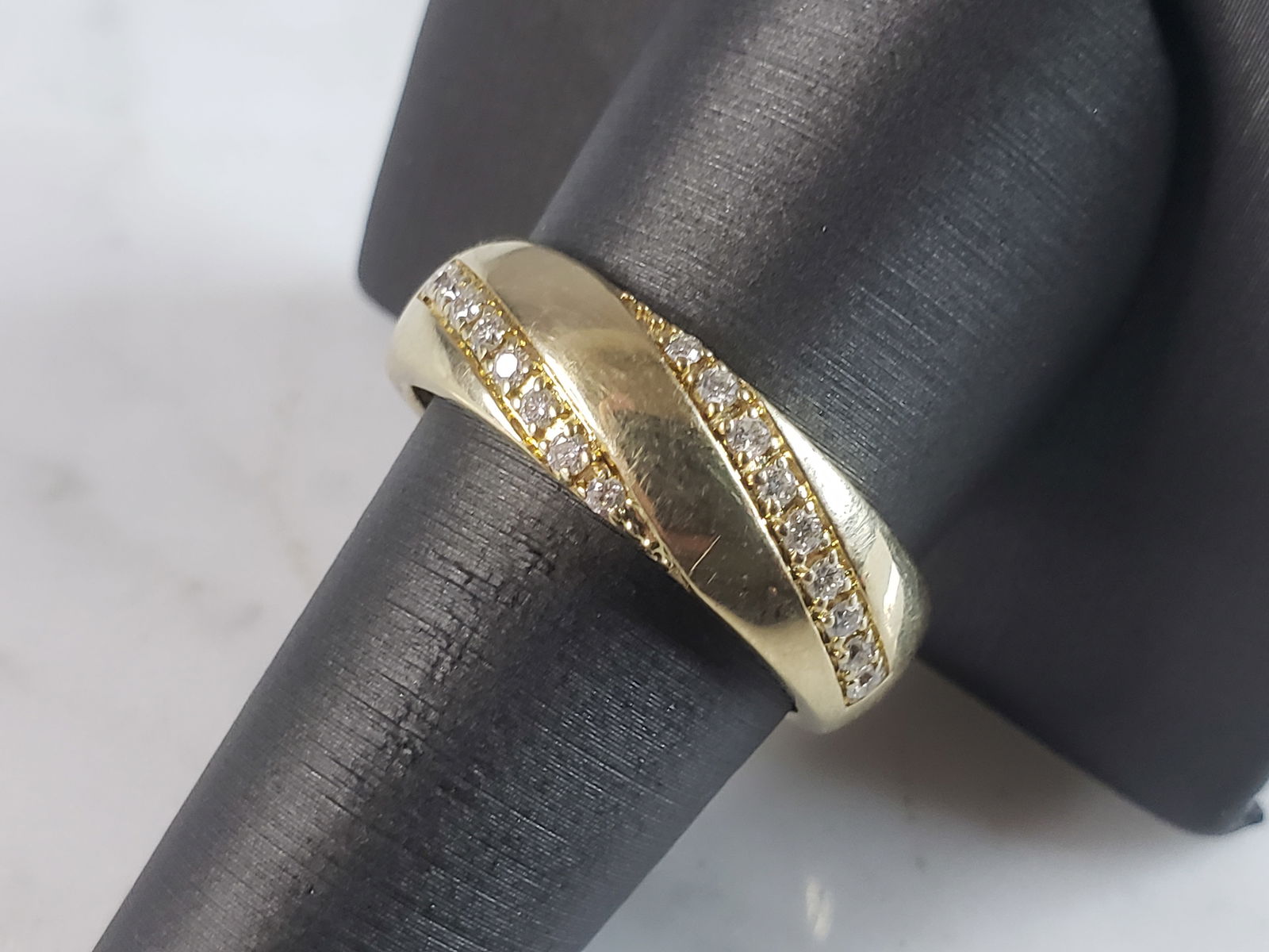 Mens Vintage Estate 14k Yellow Gold Diamond Ring: A MENS 14K GOLD DIAMOND RING THAT WEIGHS 8.5g, AND IS A SIZE 10.0. THERE ARE ABOUT .34cts OF DIAMONDS, AND THE FACE IS ABOUT 1/4" WIDE. WOULD MAKE A GREAT GIFT FOR THAT SPECIAL SOMEONE. ANY OTHER QUES