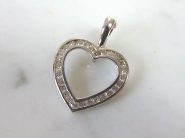 WOMENS VINTAGE 10K WHITE GOLD HEART PENDANT W/ DIAMONDS