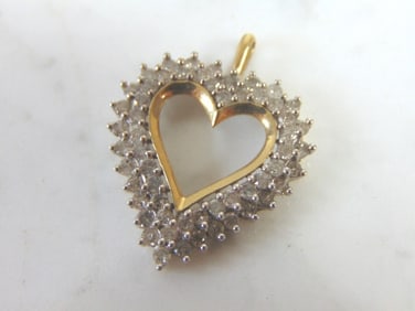WOMENS VINTAGE ESTATE 10K GOLD HEART PENDANT W/ DIAMOND