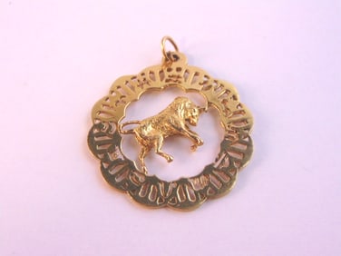 Mens Vintage Estate 18K Yellow Gold Bull Pendant