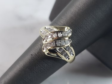 Womens Vintage Estate 10K Gold Diamond Cluster Ring
