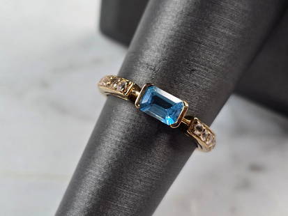 Womens Vintage Estate Sterling Silver Gold Tone Aquamarine Ring: A WOMENS VINTAGE ESTATE STERLING SILVER MODERNIST GOLD TONE RING WITH AN AQUAMARINE COLORED STONE. THE RING IS A SIZE 7.0, AND WEIGHS 2.2g. THE WIDTH OF THE RING IS 1/8". NOT SURE IF STONE IS NATURAL