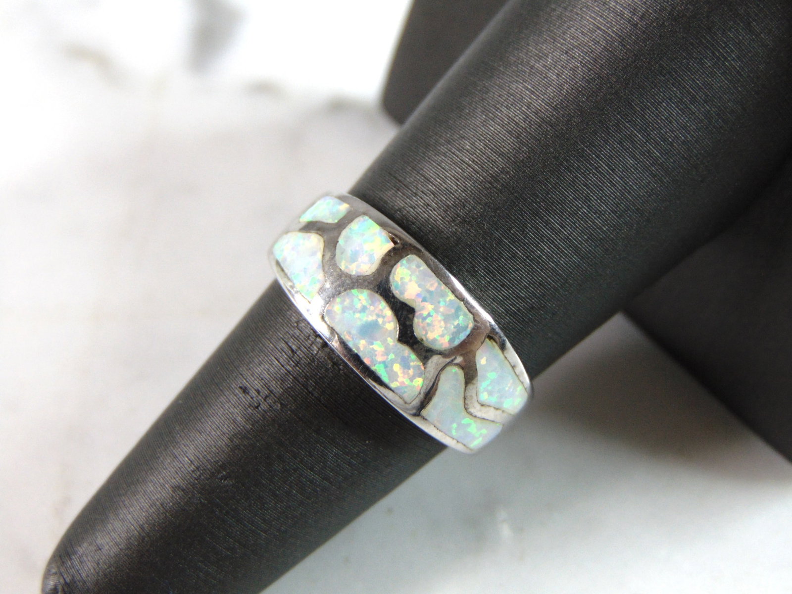 Womens Vintage Estate Sterling Silver Modernist Opal Ring: A WOMENS VINTAGE ESTATE STERLING SILVER MODERNIST OPAL RING. THE RING IS A SIZE 6.0 AND WEIGHS 4.5g. THE RING MAKES A BEAUTIFUL GIFT FOR THAT SOMEONE SPECIAL. ANY OTHER QUESTIONS, PLEASE ASK. BE SURE