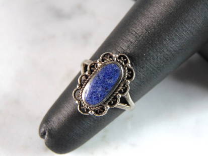 Womens Vintage Estate Sterling Silver Modernist Ring: FOR SALE IS THIS LOVELY VINTAGE STERLING SILVER MODERNIST RING. NOT SURE IF STONE IS NATURAL OR MAN MADE. THE TOTAL WEIGHT IS 2.7g, AND IS A SIZE 4.25. THIS RING WOULD MAKE A GREAT GIFT FOR SOMEONE SP