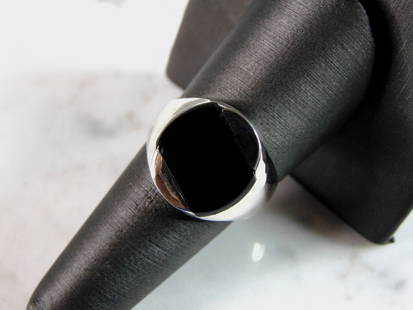 Womens Vintage Estate Sterling Silver Onyx Ring: FOR SALE IS THIS WONDERFUL WOMENS VINTAGE ESTATE STERLING SILVER ONYX RING. THE RING WEIGHS 5.9g, AND IS A SIZE 8.75. ANY QUESTIONS PLEASE DO NOT HESITATE TO ASK. BE SURE TO CHECK OUT SOME OF MY OTHER